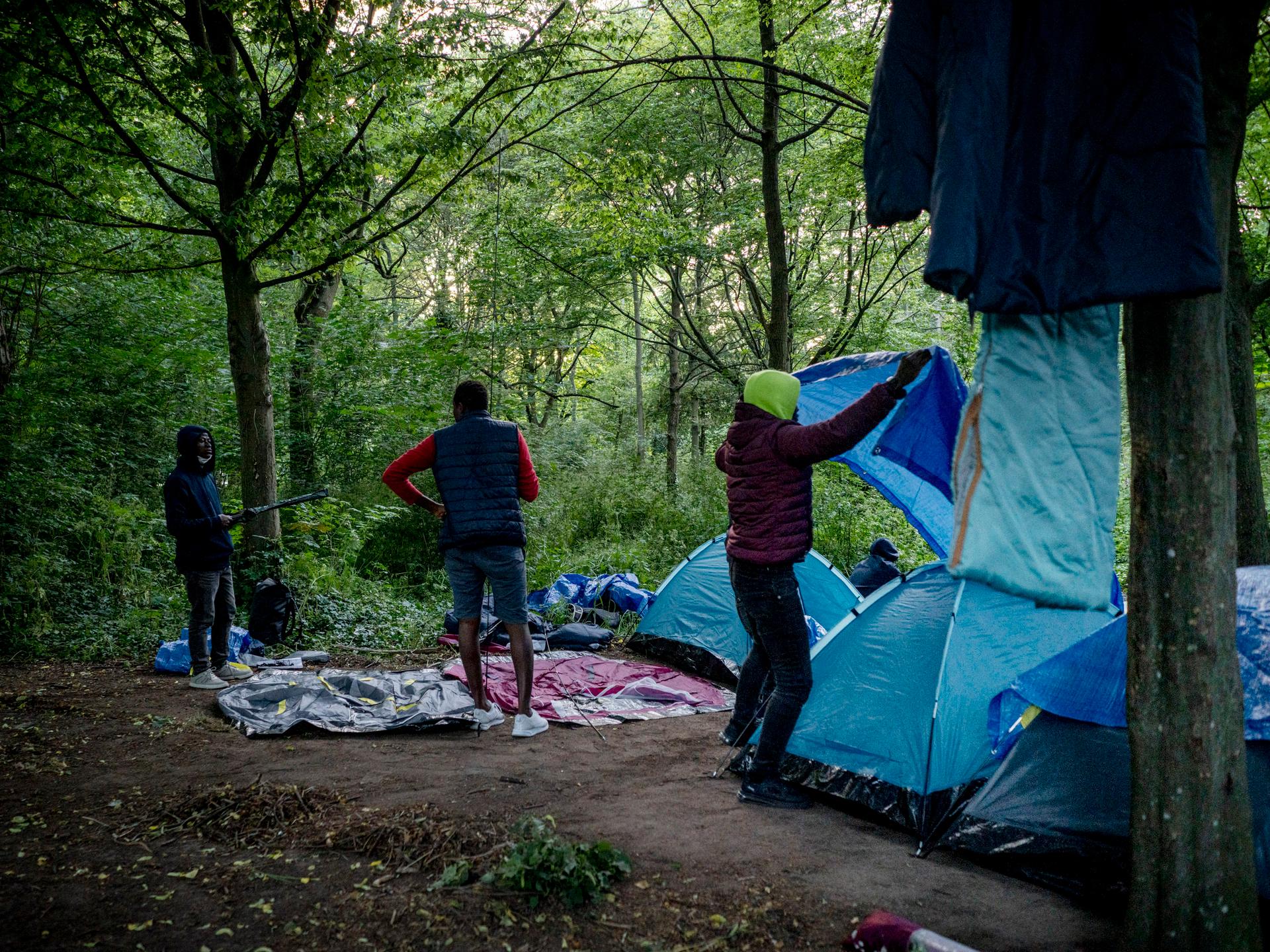 Des jeunes migrants, qui n’ont pas été reconnus mineurs par l’administration française, installent leur campement de fortune dans une clairière du bois de Vincennes, le 20 mai 2022.