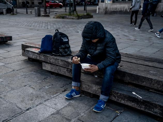 Un jeune migrant, qui se dit mineur, se restaure lors du rassemblement organisé par l'association Utopia 56 sur le parvis de l’Hôtel de ville de Paris, le 20 mai 2022.