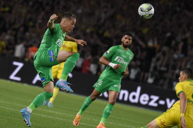 El delantero del Saint-Etienne Romain Hamouma (izquierda) durante el último partido de la temporada de la Ligue 1 contra el FC Nantes, el 21 de mayo de 2022, en el estadio Beaujoire-Louis Fonteneau, en Nantes.