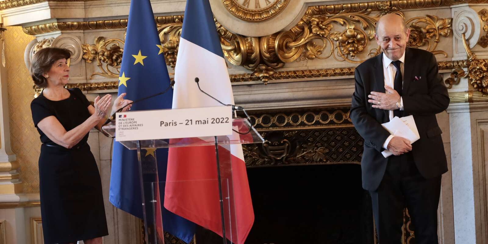 Jean-Yves Le Drian quitte le ministère de l’Europe et des affaires étrangères, applaudi par sa successeure Catherine Colonna, lors de la passation de pouvoirs au Quai d’Orsay, le 21 mai 2022. 