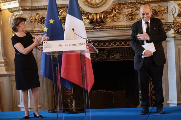 Image humoristique d'un agent du fisc en trench-coat