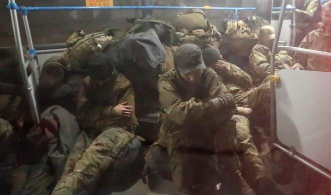 Des soldats ukrainiens évacués de l’usine Azovstal de Marioupol, à leur arrivée à Olenivka, un village prorusse de la province du Donetsk où ils vont être détenus, le 20 mai 2022.  