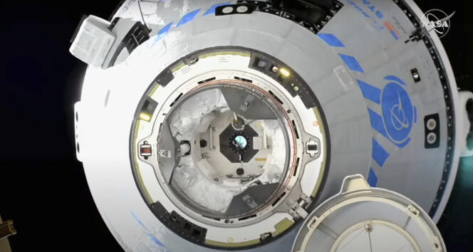 Na tym zdjęciu dostarczonym przez NASA kapsuła Boeinga Starliner przygotowuje się do zadokowania na Międzynarodowej Stacji Kosmicznej 20 maja 2022 r.