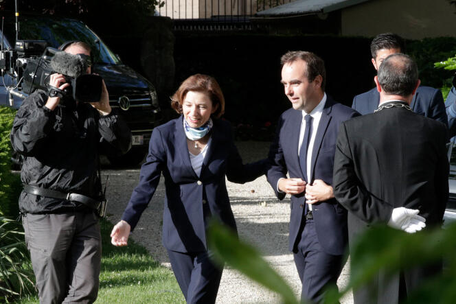 Florence Parly et Sébastien Lecornu, lors de la cérémonie de passation des pouvoirs, à Paris, le 20 mai 2022. 