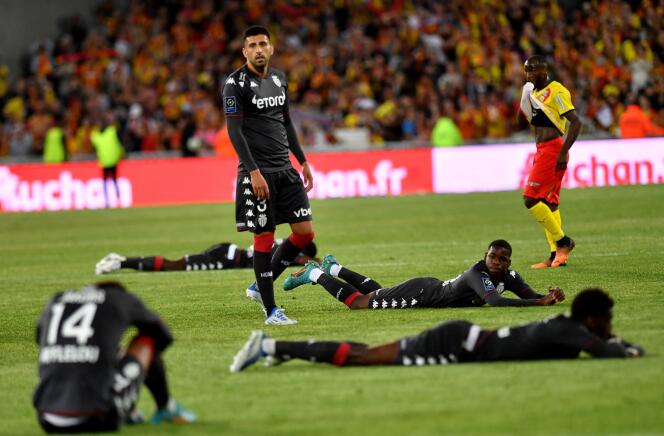 AS Monaco defender Guillermo Maripan (center) and his teammates on the ground during the match against RC Lens, May 21, 2022.
