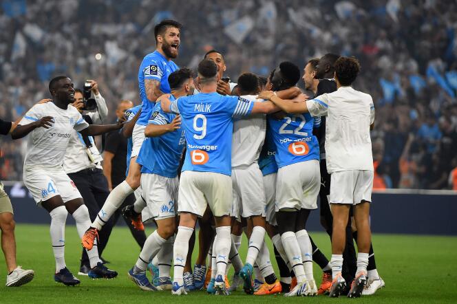 Marseille players celebrate their 4-0 victory and their qualification for the Champions League, after the match against Strasbourg, on May 21, 2022 at the Vélodrome stadium in Marseille.
