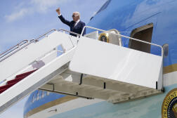 Le président américain Joe Biden à bord de l’Air Force One en partance pour la Corée du Sud et du Japon, le 19 mai 2022. 