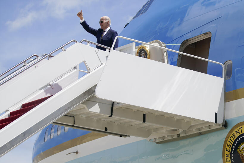Le président américain Joe Biden à bord de l’Air Force One en partance pour la Corée du Sud et le Japon, le 19 mai 2022. 