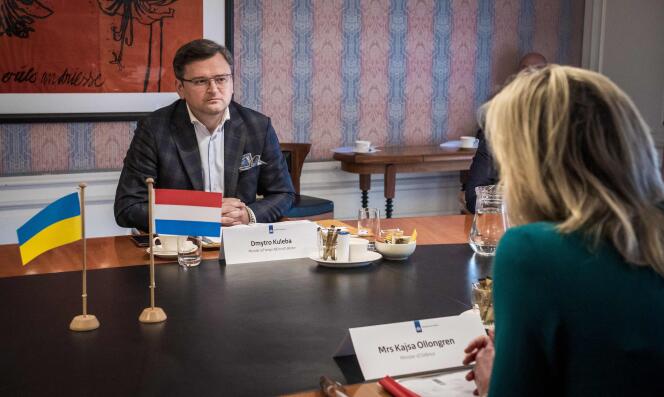 El ministro de Relaciones Exteriores de Ucrania, Dmytro Kuleba, y la ministra de Defensa holandesa, Kajsa Ollongren, en La Haya el 18 de mayo de 2022.