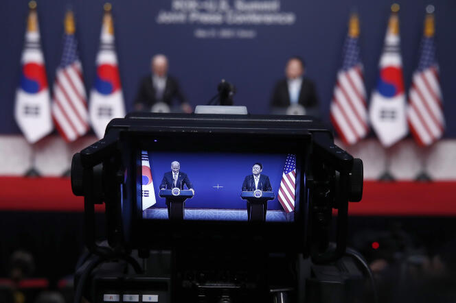El presidente estadounidense Joe Biden (izquierda) y el presidente surcoreano Yoon Seok-youl durante una conferencia de prensa en la oficina presidencial en Seúl el 21 de mayo de 2022. 