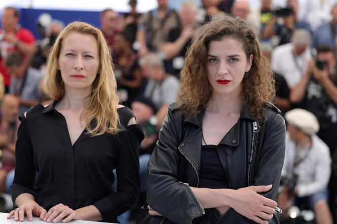 La chef-monteuse Dounia Sichov et la coréalisatrice Hanna Bilobrova, avant la projection du documentaire « Mariupolis 2 », le 20 mai 2022, à Cannes.