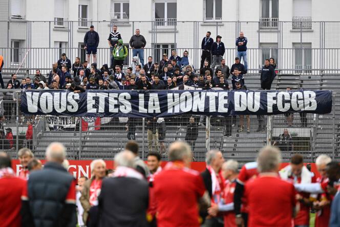 Les supporters bordelais lors du dernier match de la saison des Girondins de Bordeaux, samedi 21 mai à Brest.