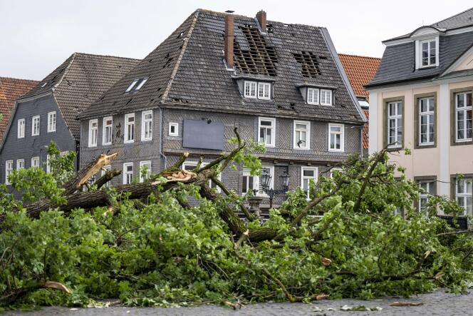 Un immeuble endommagé à Lippstadt, en Allemagne, un jour après que de fortes pluies et des tempêtes ont frappé la région, le 21 mai 2022. 