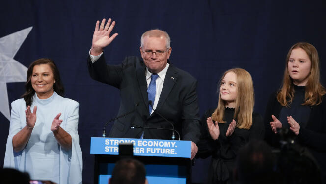 Le premier ministre australien, Scott Morrison, entouré de sa femme et de ses filles, à Sydney, le 21 mai 2022. 