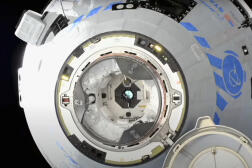 Sur cette photo fournie par la NASA, la capsule Starliner de Boeing se prépare à s’arrimer à la Station spatiale internationale, le 20 mai 2022.