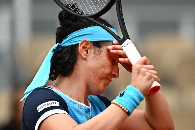 La Tunisienne Ons Jabeur a été battue dès le premier tour de Roland-Garros par la Polonaise Magda Linette, dimanche 22 mai 2022.