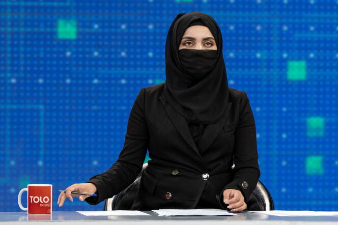 Thamina Osmani presenteert het tv-nieuws op Afghan Tolo TV, op 22 mei 2022 in Kabul. 