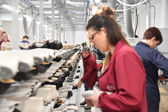 Des ouvriers au travail dans l’usine Tod’s, à Arquata del Tronto, en Italie, le 20 décembre 2017.