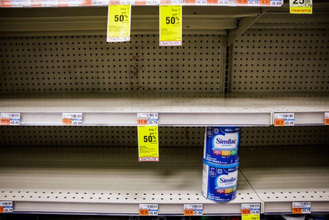 Les rayons de lait en poudre quasi vides dans un supermarché de Washington, le 22 mai 2022.