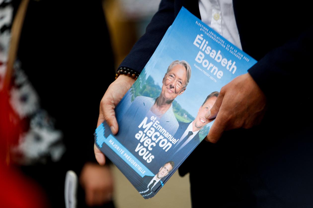 Un tract de soutien à la campagne d’Elisabeth Borne et de son suppléant, Freddy Sertin. La première ministre est candidate dans le Calvados aux élections législatives de juin. A Thury-Harcourt, le 22 mai 2022.