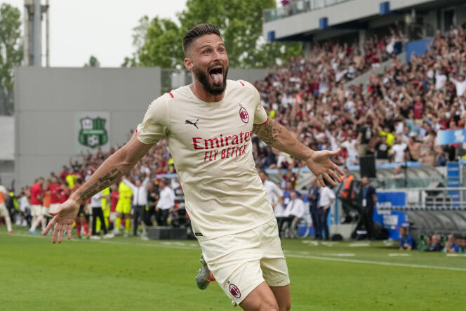 Olivier Giroud célèbre son doublé inscrit sur la pelouse de Sassuolo avec l’AC Milan lors de la dernière journée de Serie A, le 22 mai.