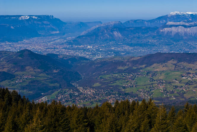 Vue sur les environs de Grenoble depuis le massif de Belledonne, en Isère (38)