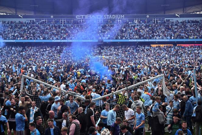 Les supporteurs de Manchester City célèbrent le huitième titre de champion d’Angleterre de l’histoire du club après la victoire contre Aston Villa, le 22 mai 2022.