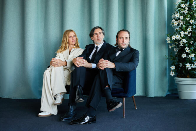 Sandrine Kiberlain, Vincent Macaigne et Emmanuel Mouret, au Palais des Festivals, à Cannes, le 21 mai 2022.