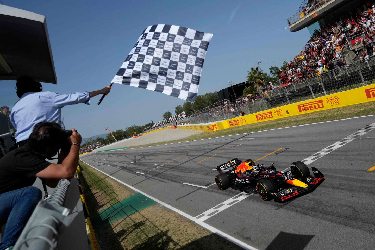 Formule 1 : Max Verstappen s’impose à Barcelone, après l’abandon de Charles Leclerc