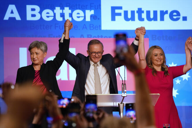 Anthony Albanese entouré de sa compagne Jodie Haydon (à droite), et de la sénatrice travailliste Penny Wong, après sa victoire aux législatives, à Sydney (Australie), le 22 mai 2022.