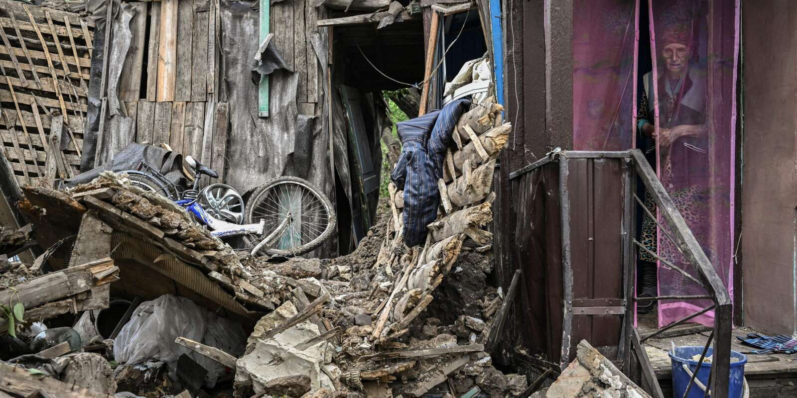 Le dimanche 22 mai, une vieille dame s’abrite dans ce qui reste de sa maison détruite par des missiles dans la nuit de samedi à dimanche, à Bakhmout, dans le Donbass, dans l’est de l’Ukraine.