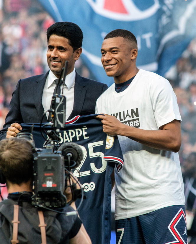 Nasser al-Khelaifi, the general manager of PSG, and Kylian Mbappé during the announcement of the player's extension, on May 21, at the Parc des Princes.