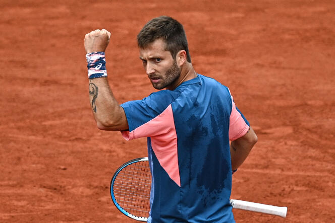 Ranked 139th at the ATP, the French Corentin Moutet beat Stan Wawrinka (2-6, 6-3, 7-6, 6-3). 