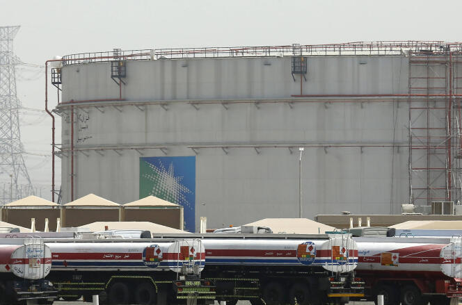 Des camions-citernes font la queue devant une cuve de stockage du pétrolier Aramco, à  Djedda (Arabie saoudite), le 21 mars 2021.