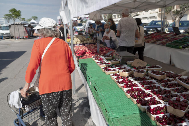 Cerises en vente sur le marché de Palavas-les-Flots (Hérault), le 4 juin 2021.