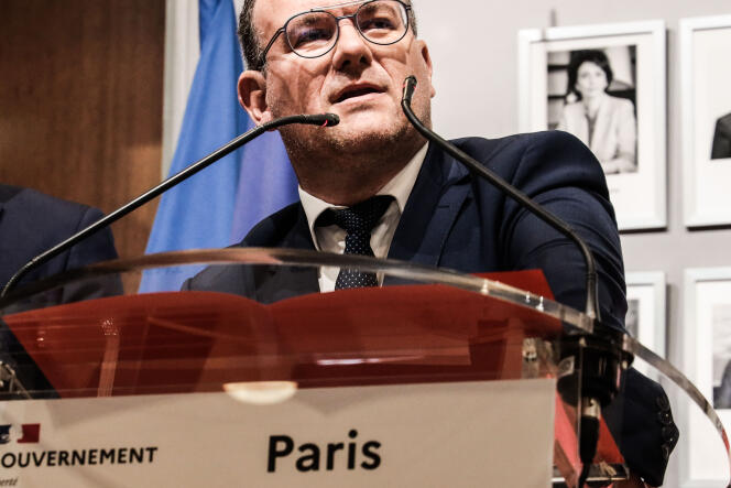 Damien Abad lors de la passation des pouvoirs au ministère de la santé, à Paris, le 21 mai 2022.