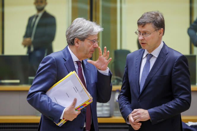 Le commissaire à l’économie, Paolo Gentiloni, et le vice-président de la Commission européenne, Valdis Dombrovskis, à Bruxelles, le 23 mai 2022.