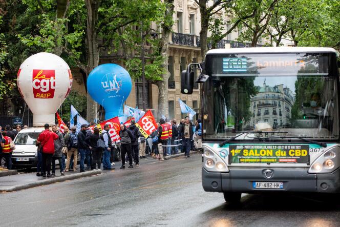 Des chauffeurs de bus de la Régie autonome des transports parisiens (RATP) manifestent devant le ministère des transports à Paris, le 23 mai 2022, contre les nouvelles conditions de travail.
