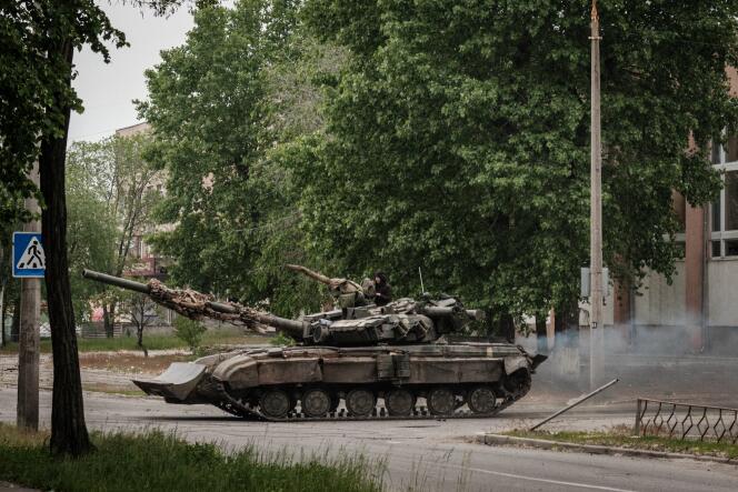 Un char ukrainien circule dans une rue de Sievierodonetsk, le 18 mai 2022.