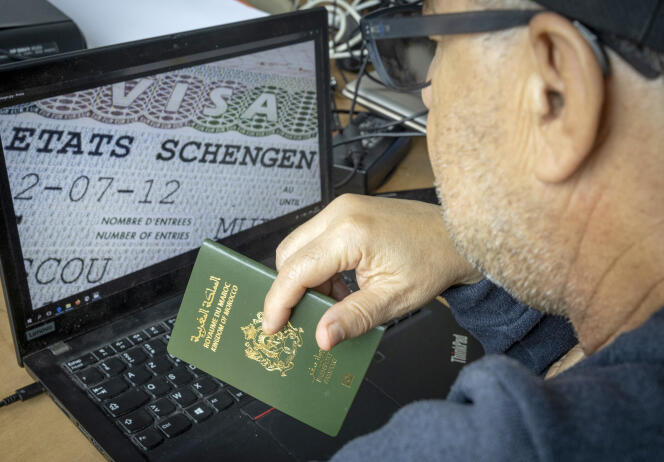 En septembre 2021, Paris a annoncé réduire de 50 % le nombre de visas accordés aux ressortissants marocains.