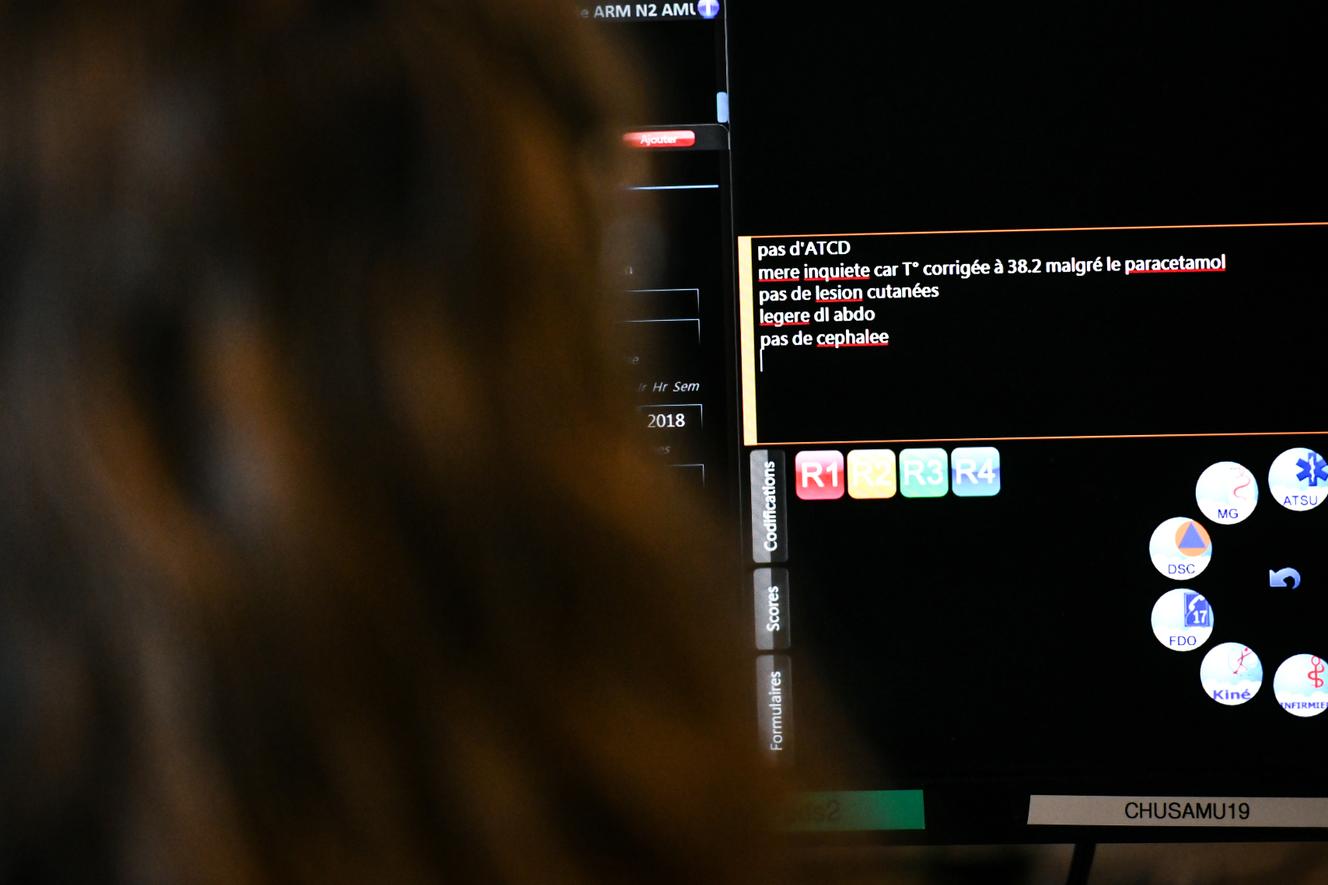 Le centre d’appels du SAMU permet de réguler les patients des urgences de 17 heures à 8 heures, à l’hôpital Pellegrin de Bordeaux, le 19 mai 2022.