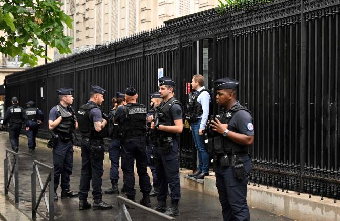Des policiers gardent l’entrée de l’ambassade du Qatar, à Paris, le 23 mai 2022.