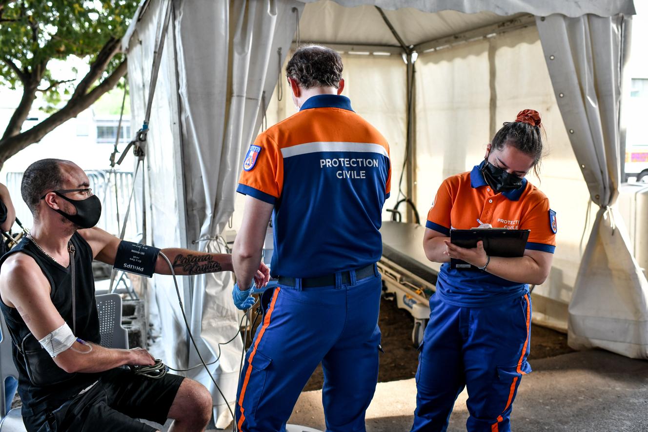 Le personnel bénévole de la protection civile accueille les patients et régule l’entrée des urgences de l’hôpital Pellegrin de Bordeaux, le 19 mai 2022.
