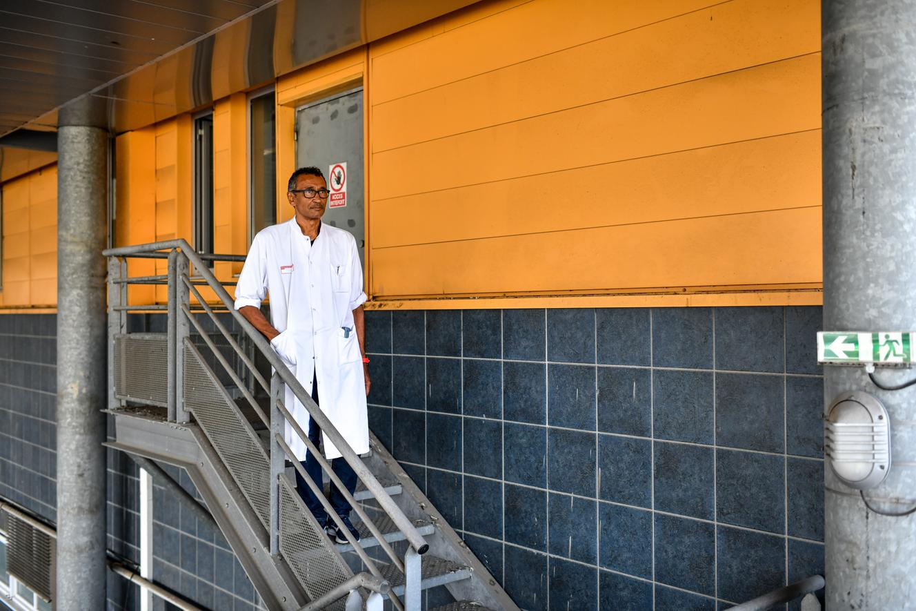  Le Dr Philippe Revel, chef du pôle urgences-adultes-SAMU-SMUR du CHU de Bordeaux, devant les urgences de l’hôpital Pellegrin de Bordeaux, le 19 mai 2022.
