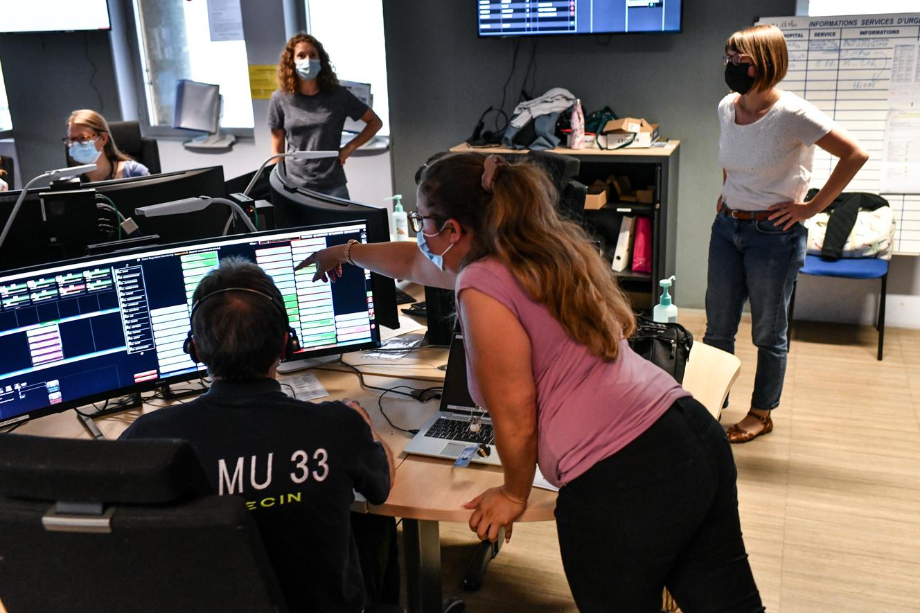 Le centre d’appels du SAMU permet de réguler les patients des urgences de 17 heures à 8 heures, à l’hôpital Pellegrin de Bordeaux, le 19 mai 2022.