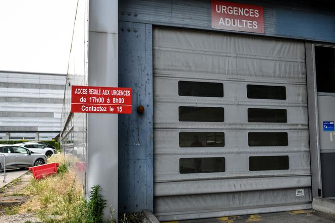 Afuera de la sala de emergencias del Hospital Pellegrin en Burdeos, 19 de mayo de 2022.