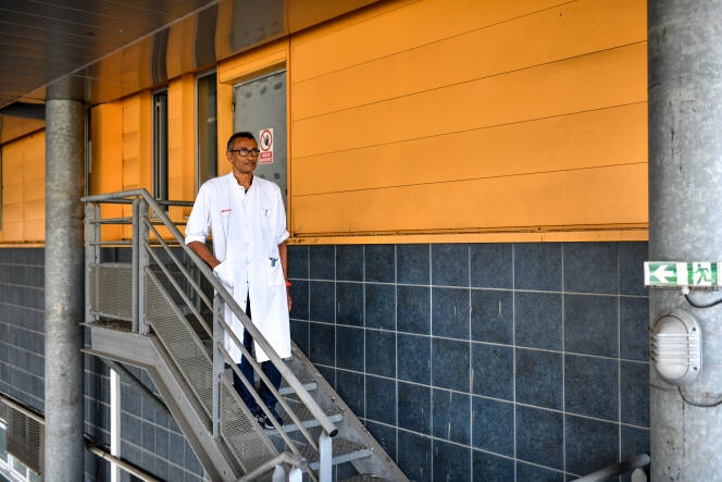  Le Dr Philippe Revel, chef du pôle urgences-adultes-SAMU-SMUR du CHU de Bordeaux, devant les urgences de l’hôpital Pellegrin de Bordeaux, le 19 mai 2022.