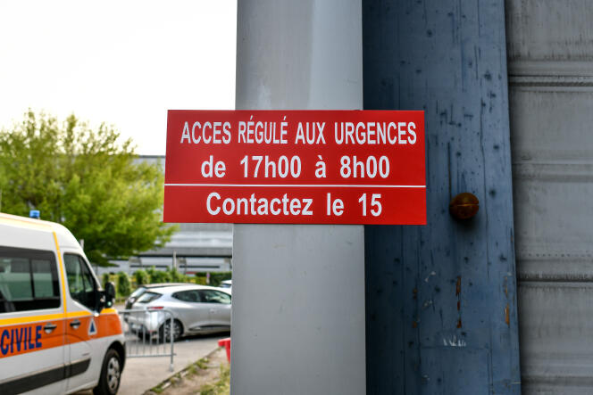 Les urgences de l’hôpital Pellegrin à Bordeaux, le 19 mai 2022. Elles fonctionnent en mode dégradé depuis le 17 mai. Un panneau informe des nouvelles dispositions et modalités mises en place pour gérer la crise.
