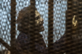 L’activiste égyptien Alaa Abdel Fattah lors de son procès au Caire, le 23 mai 2015.