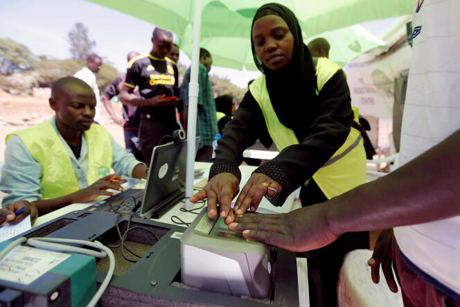 Des responsables de la commission électorale kényane enregistrent les empreintes digitales d’un homme lors d’une opération d’inscription des électeurs, à Nairobi, en janvier 2017.